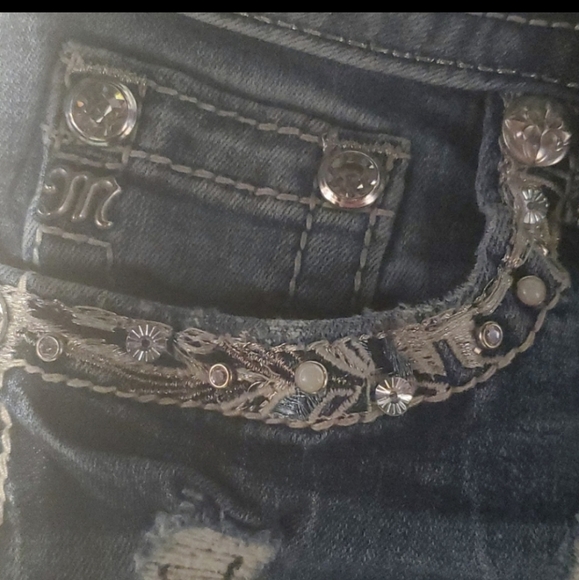 Miss Me Low Rise Short Distresses Shorts, sz.28 - Picture 4 of 9